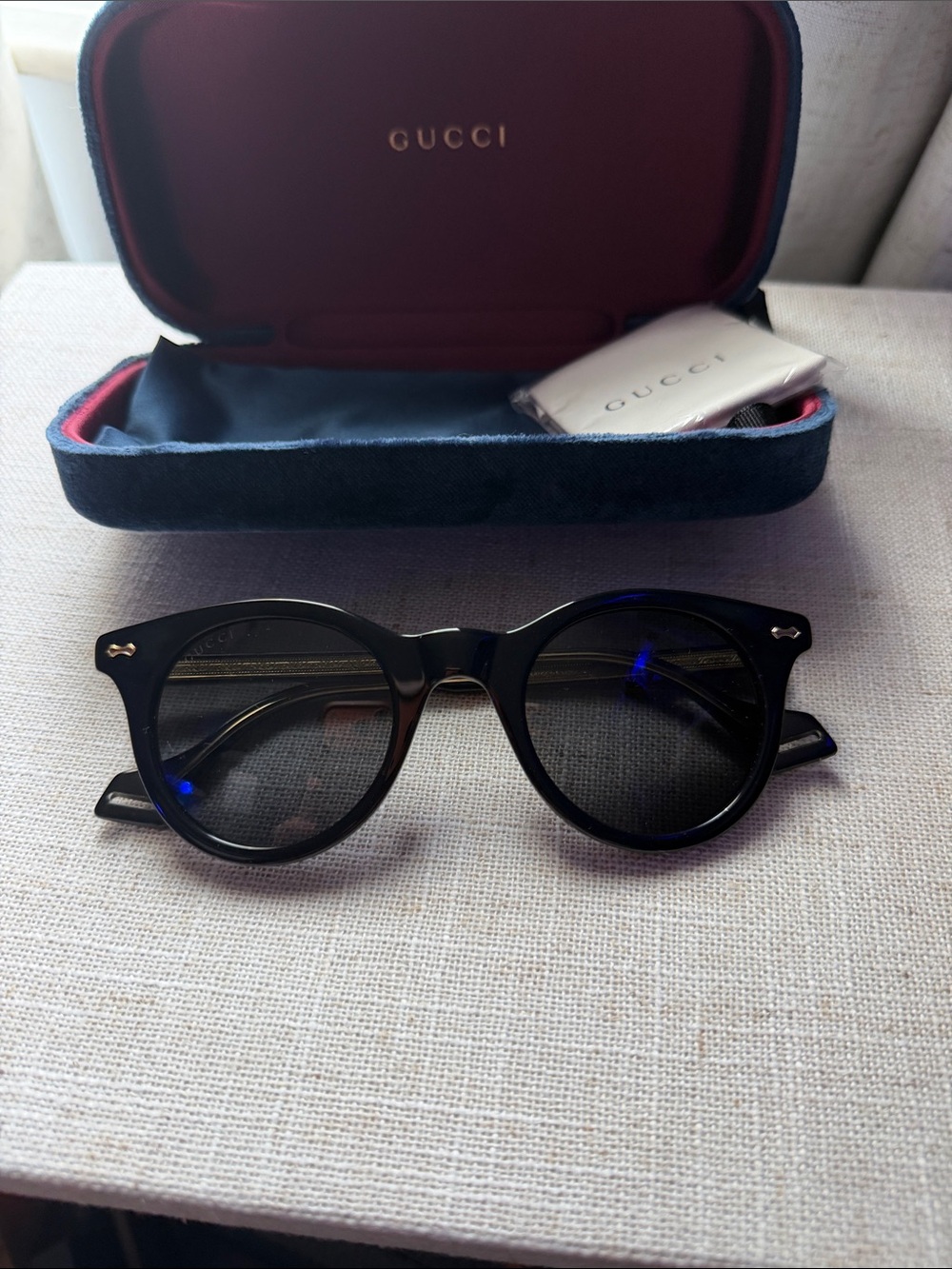 Gucci Black Round Frame Sunglasses (no scratches and barely if ever used)GG0736s
